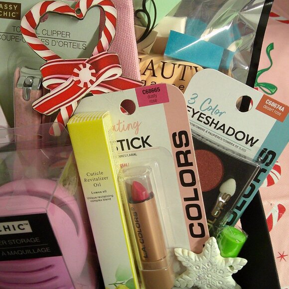 Deluxe Glam-33-Piece Christmas Makeup Collection, Holiday Makeup Gift Set - Picture 4 of 8